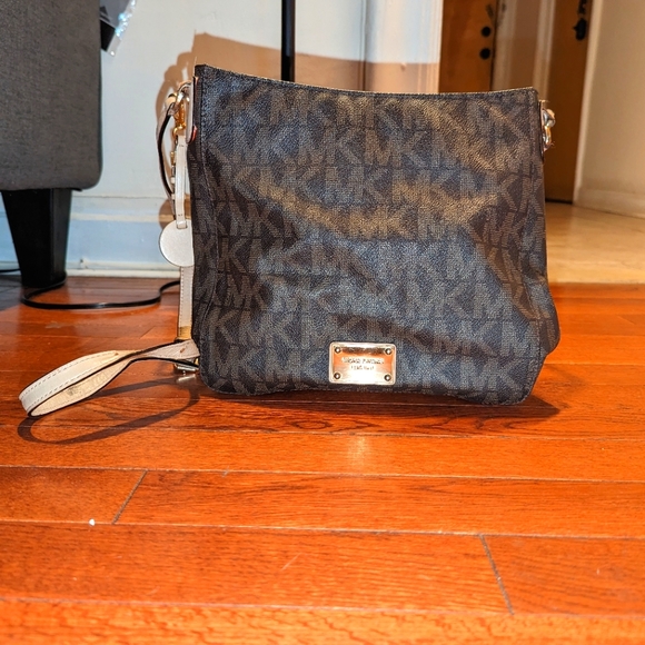 Micheal Kor's cross body with wristlet - Picture 1 of 3